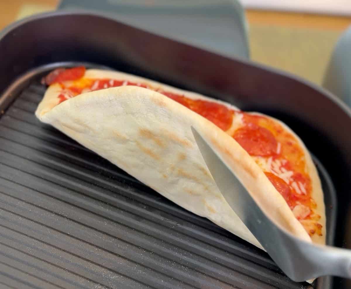 Bottom of pizza cooked in the T-fal Surface XXL