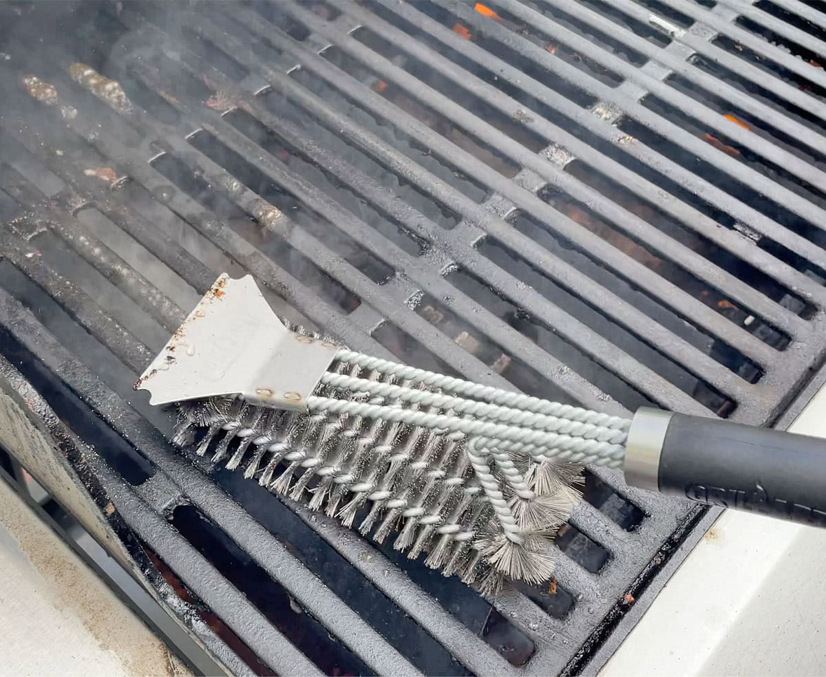 Cleaning a grill with the GRILLART Bristle Brush