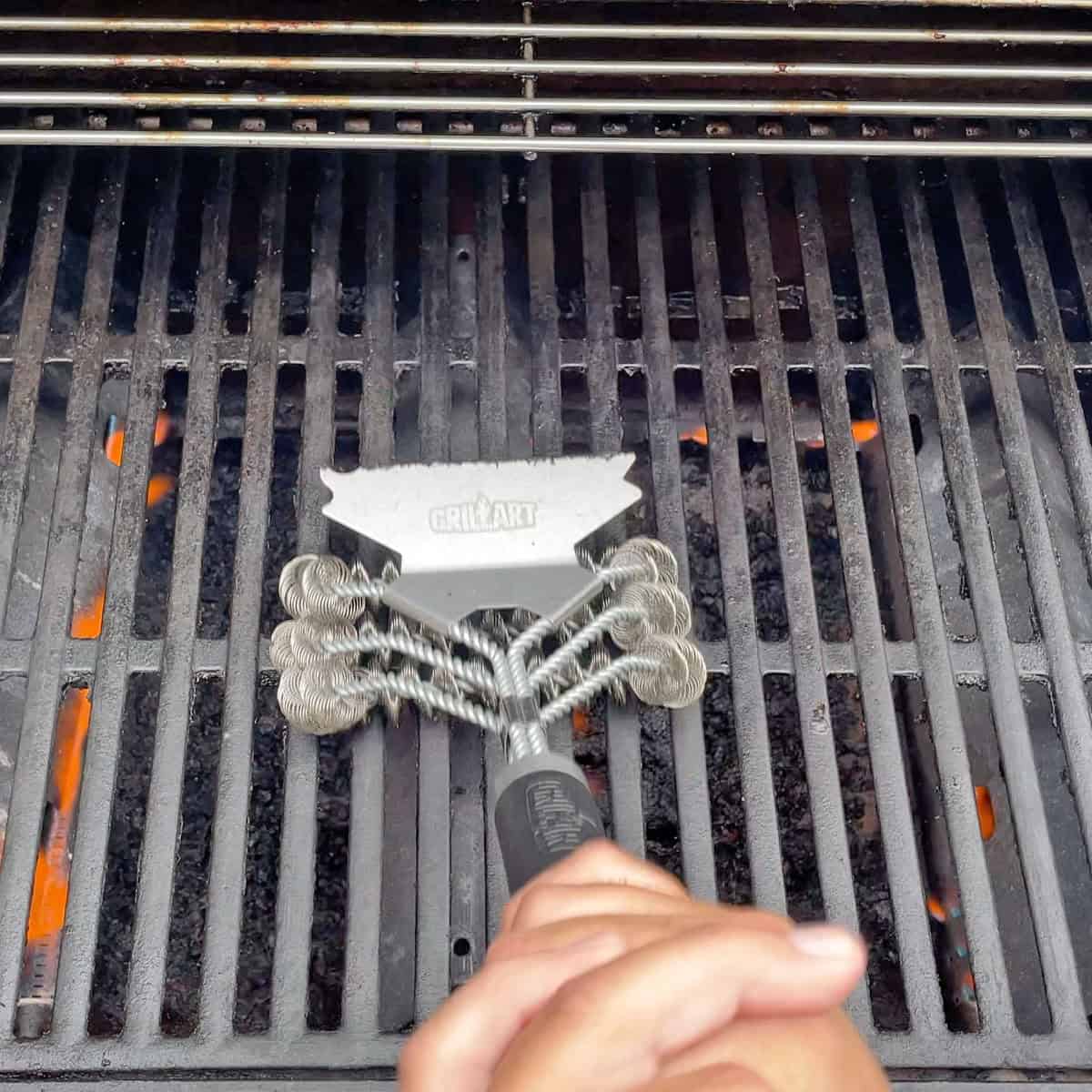 Cleaning a grill with the GRILLART Coil Grill Brush