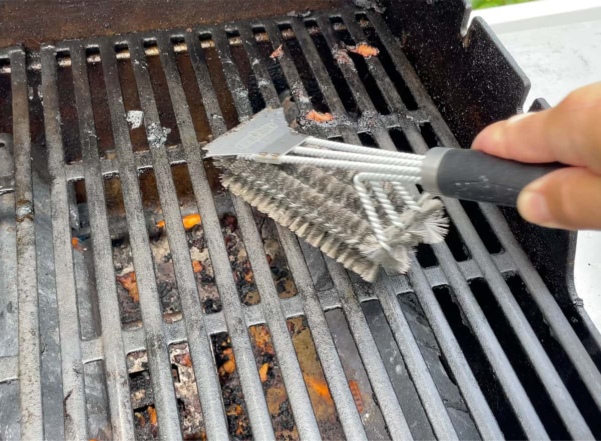 Cleaning dirty grill grates with GRILLART BRISTLE grill brush