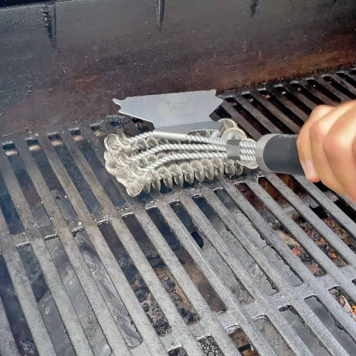 Cleaning dirty grill grates with GRILLART COIL grill brush