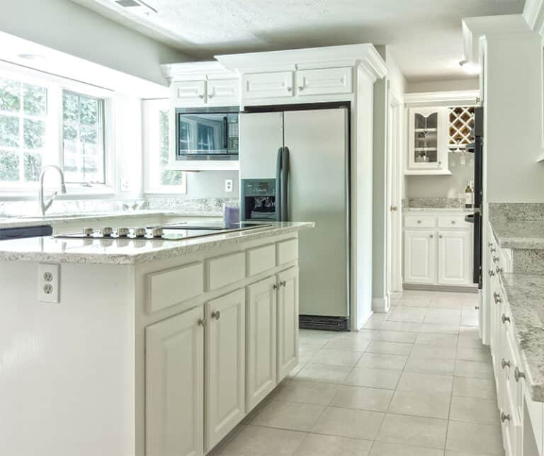 15 Pros & Cons of Kitchen Island Cooktops (Are They a Good Idea?)