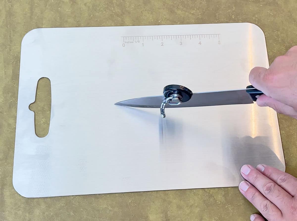 Dulling a knife on a stainless steel cutting board