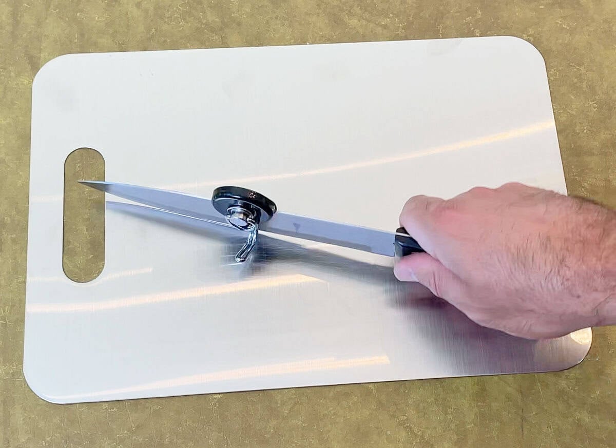 Dulling a knife on a titanium cutting board