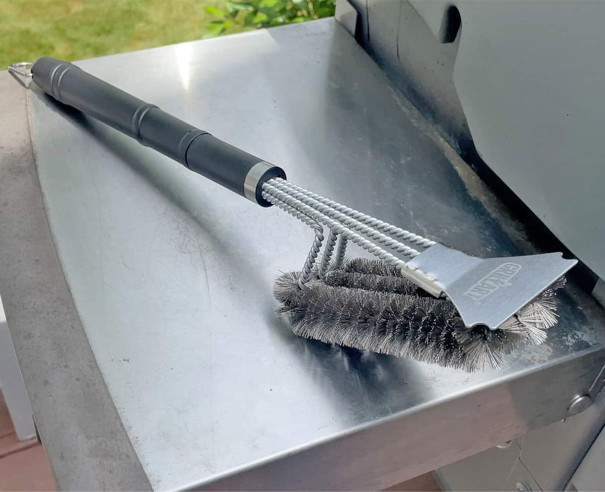 GRILLART Bristle brush on a grill