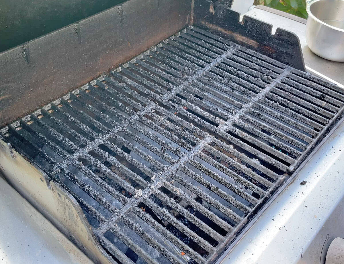 Grill brush cleaning test underside of the grates
