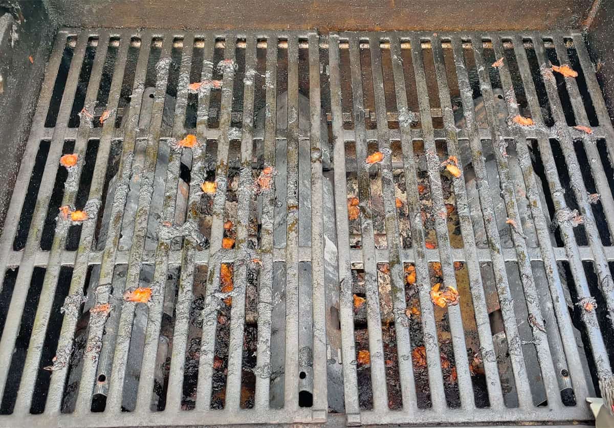 Grill brush cleaning test using burnt food residue