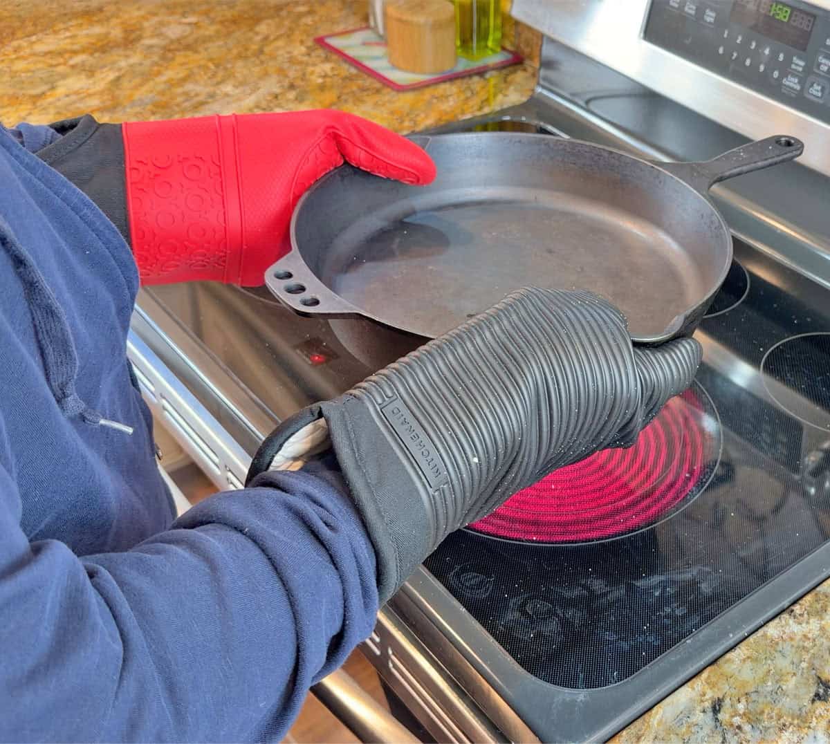 Homwe oven mitt winning the head to head heat test
