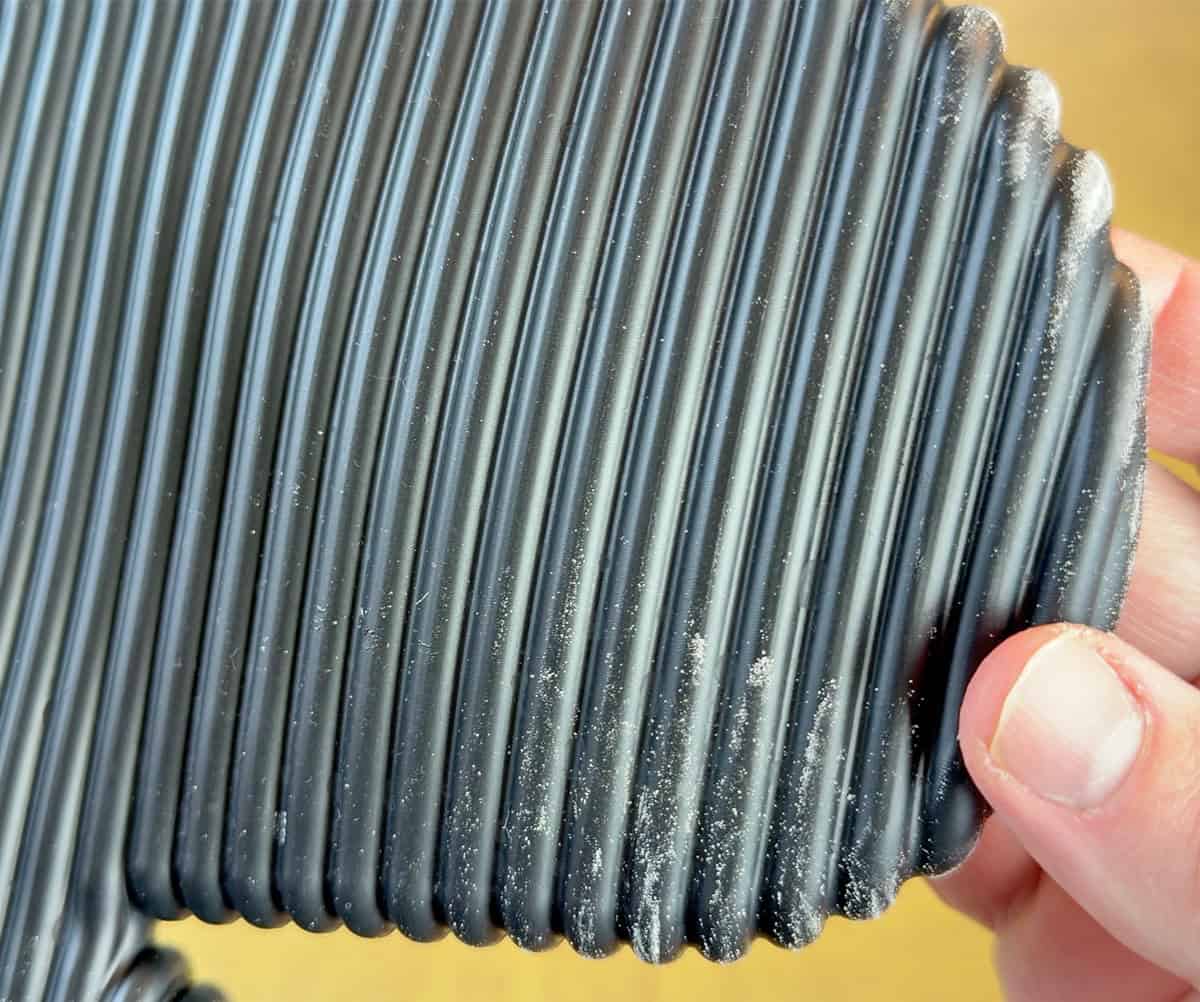 KitchenAid Ribbed oven mitts collecting dust and debris