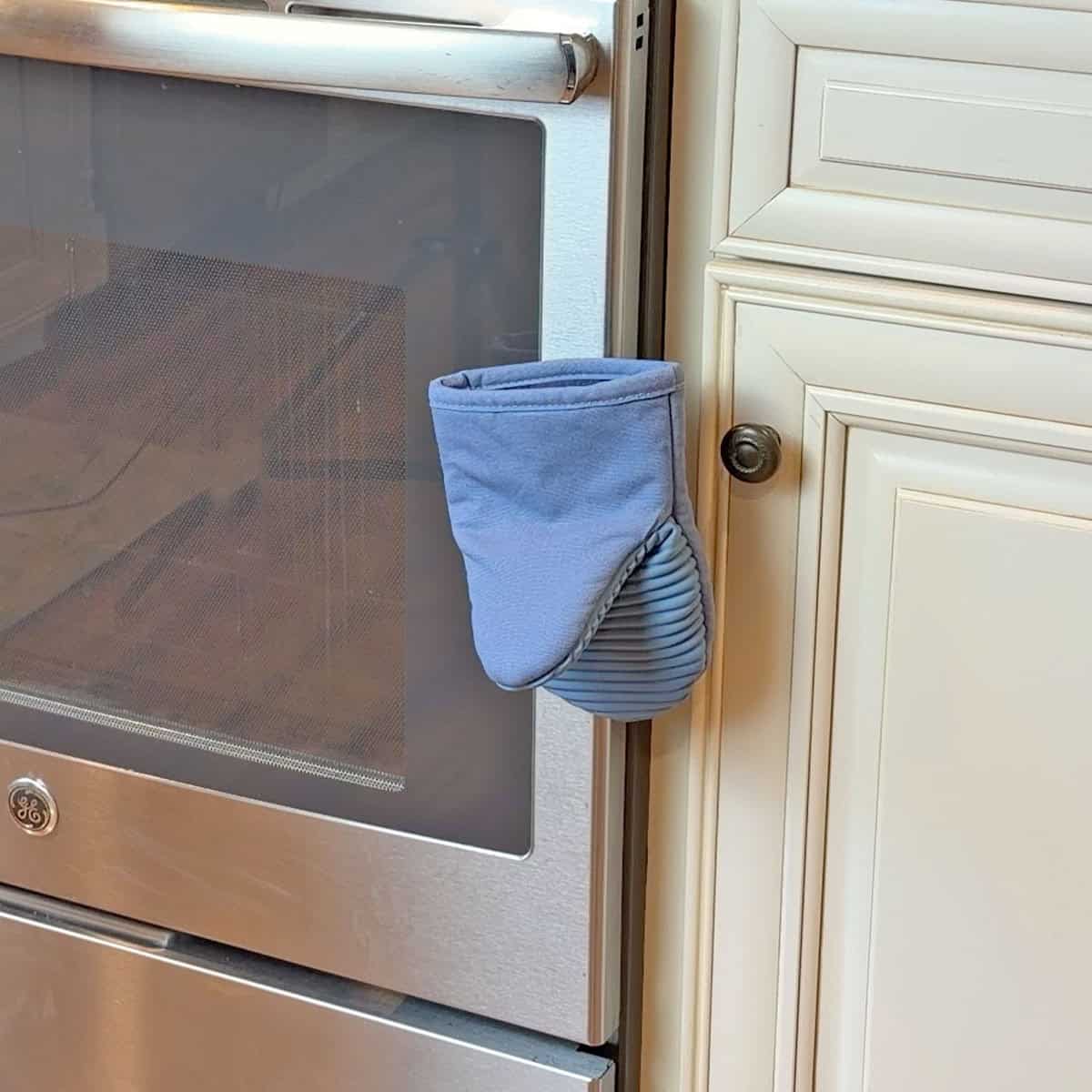 MagMitt magnet sticking to oven door