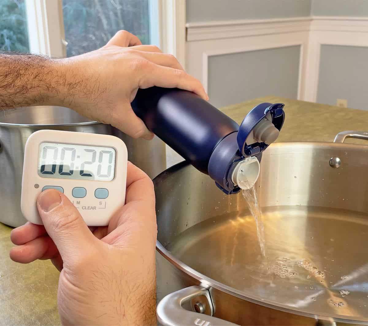 Measuring how fast the Zojirushi stainless steel mug pours out 16 ounces of water