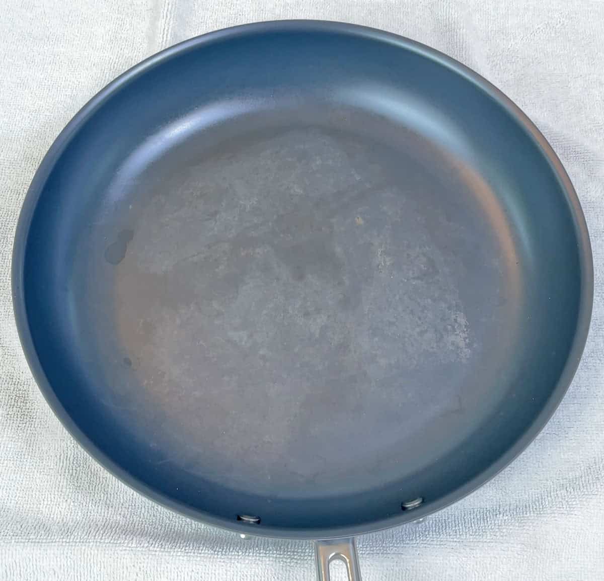 Misen Carbon Nonstick pan not rusted after leaving it wet overnight