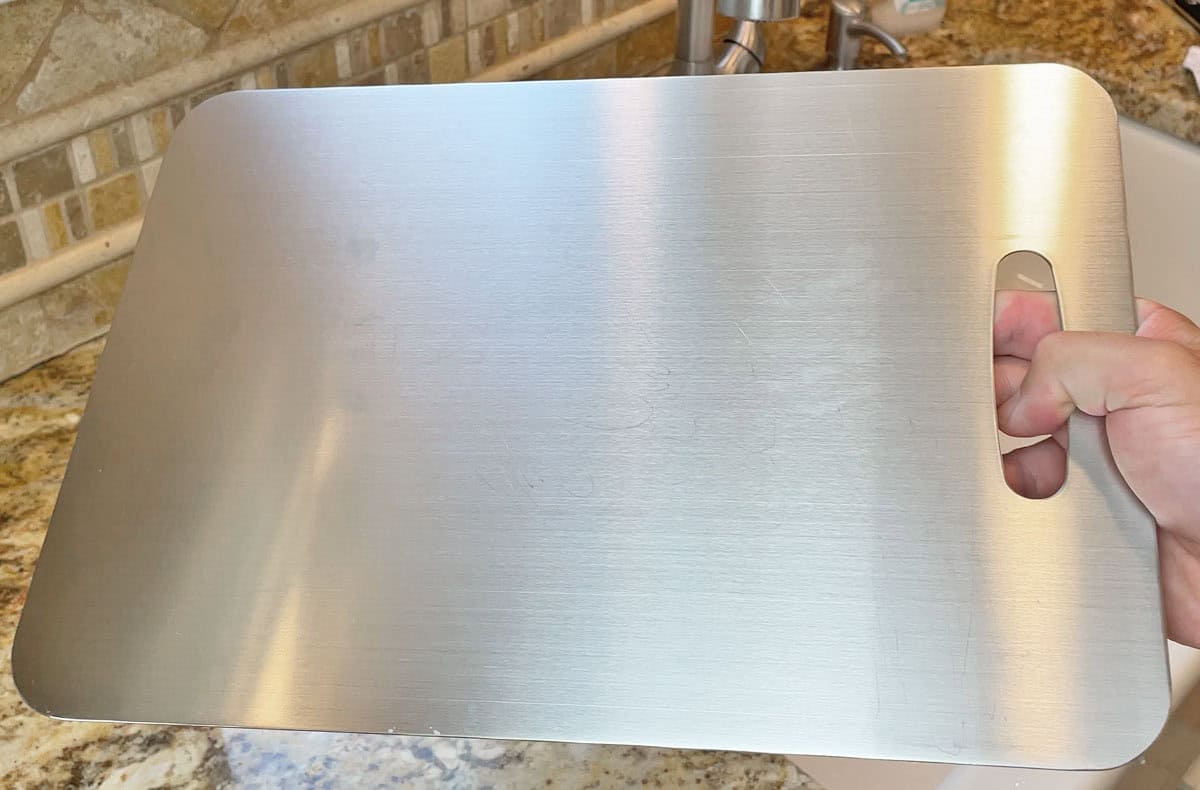 No stains or odors after washing stainless steel cutting board