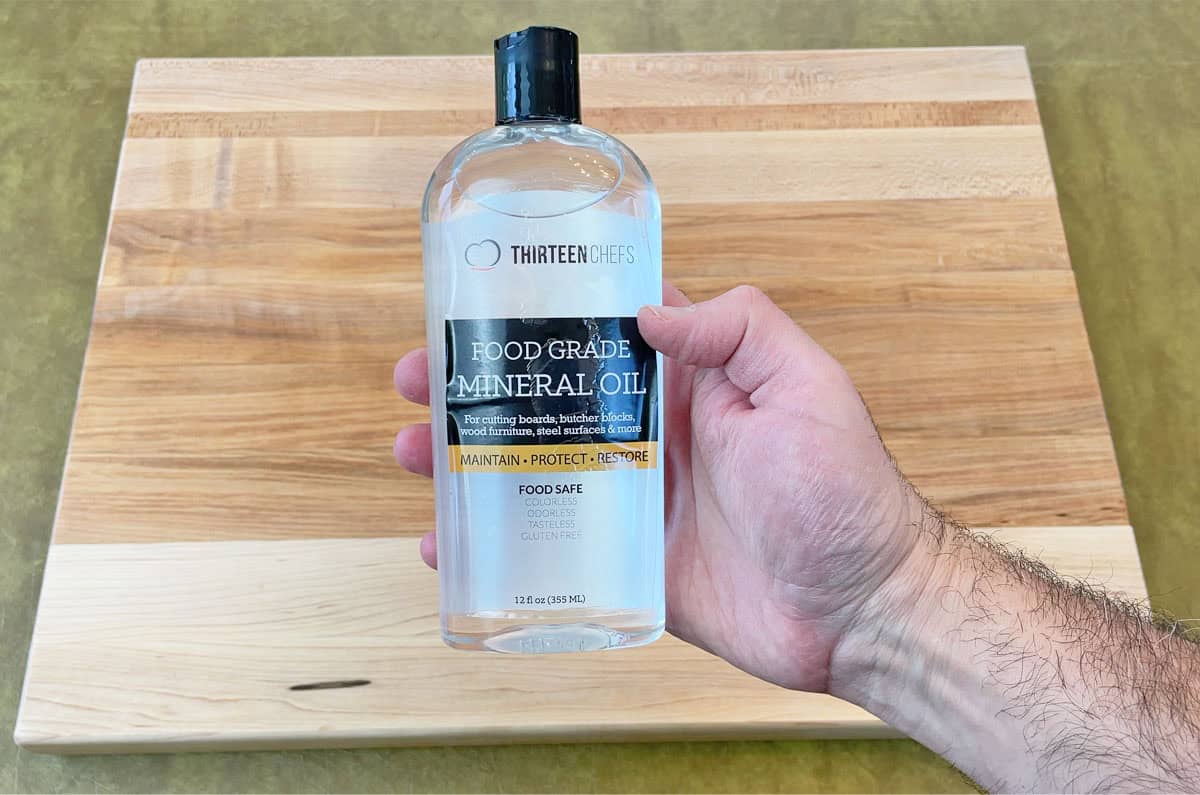 Oiling a wood cutting board