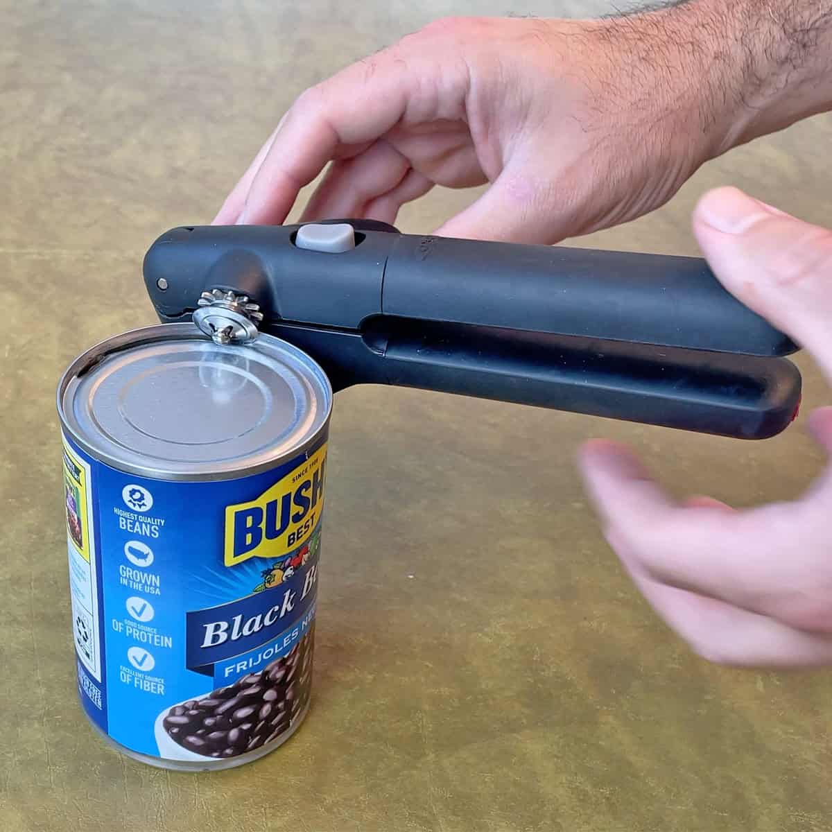Opening a can with the OXO Lock and Go can opener