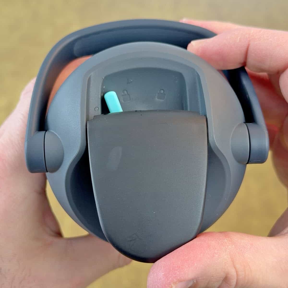 Owala FreeSip Sway lid lock