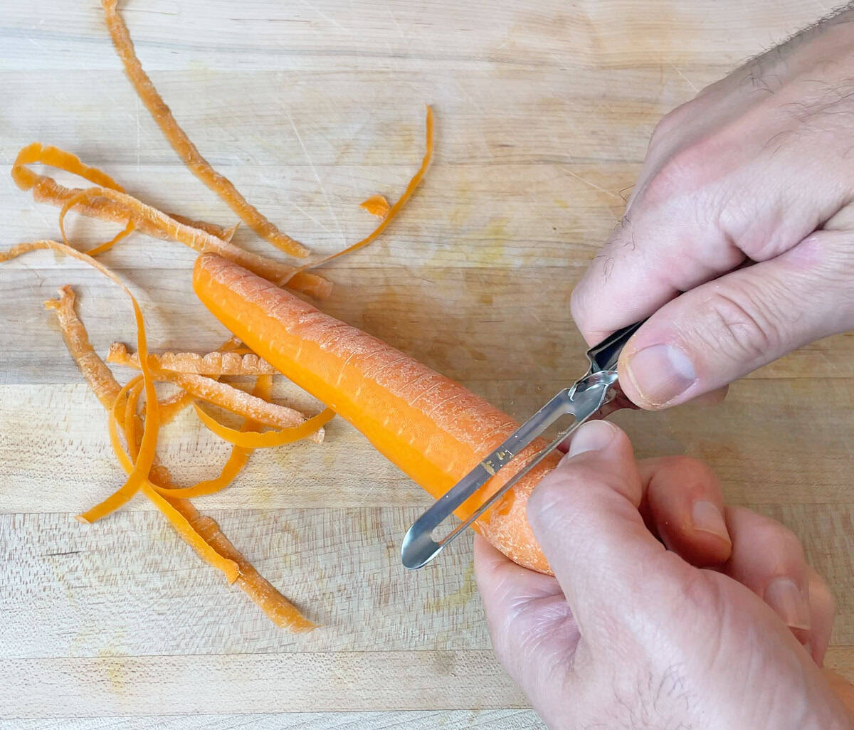 Peeling a carrot with the Linden Sweden Original Jonas peeler