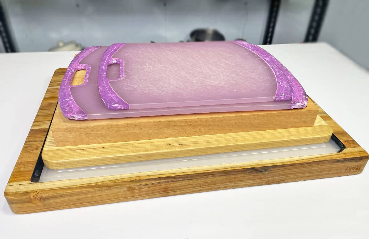 Plastic and wood cutting boards