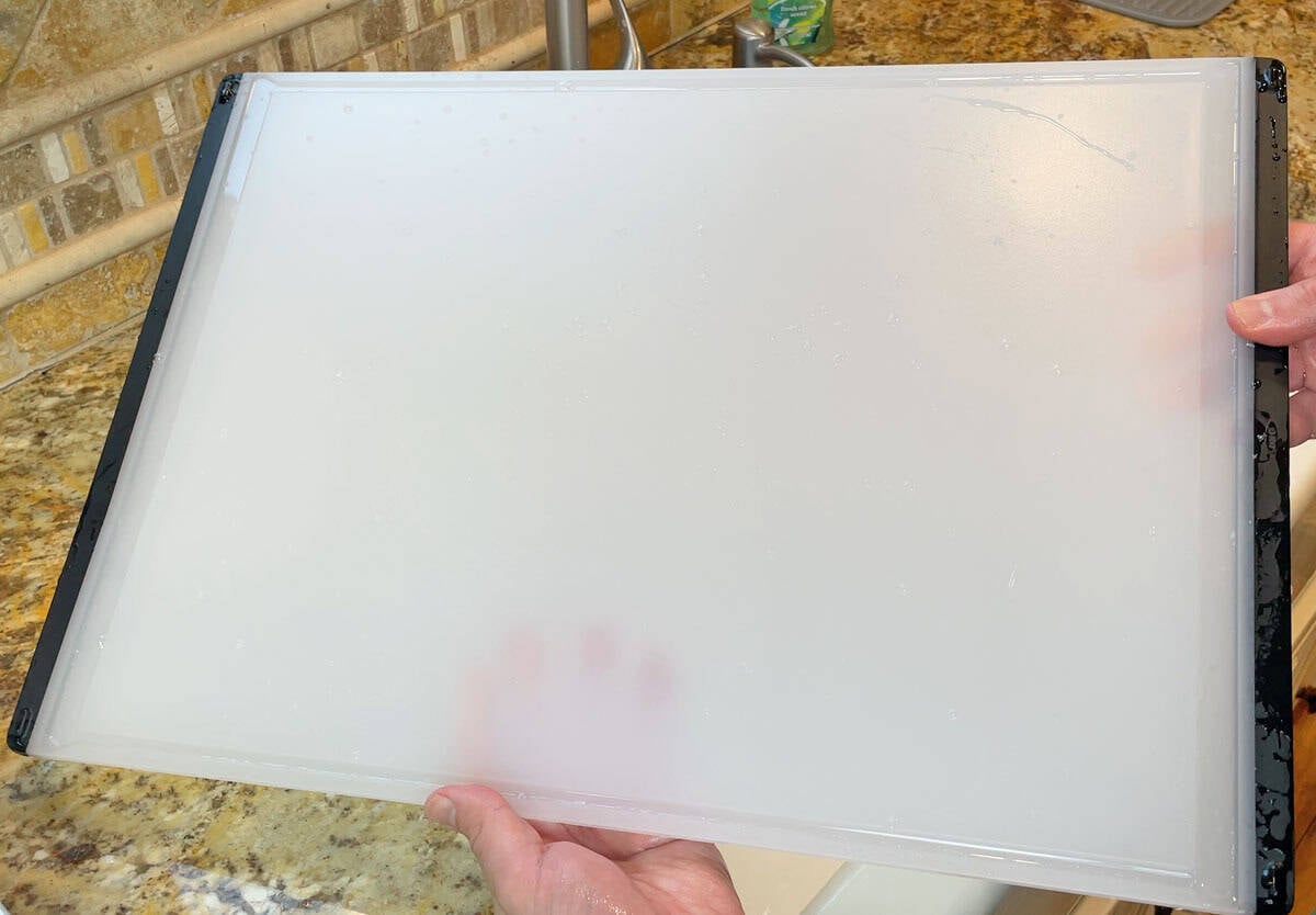 Plastic cutting board no stains or odor after cleaning
