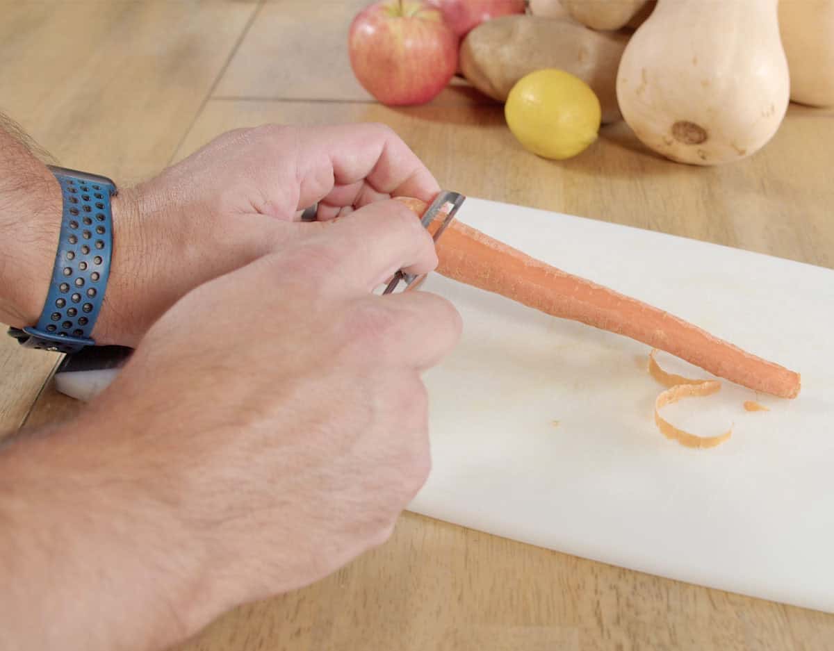 Second tester peeling carrots with Linden Sweden Original Jonas Peeler