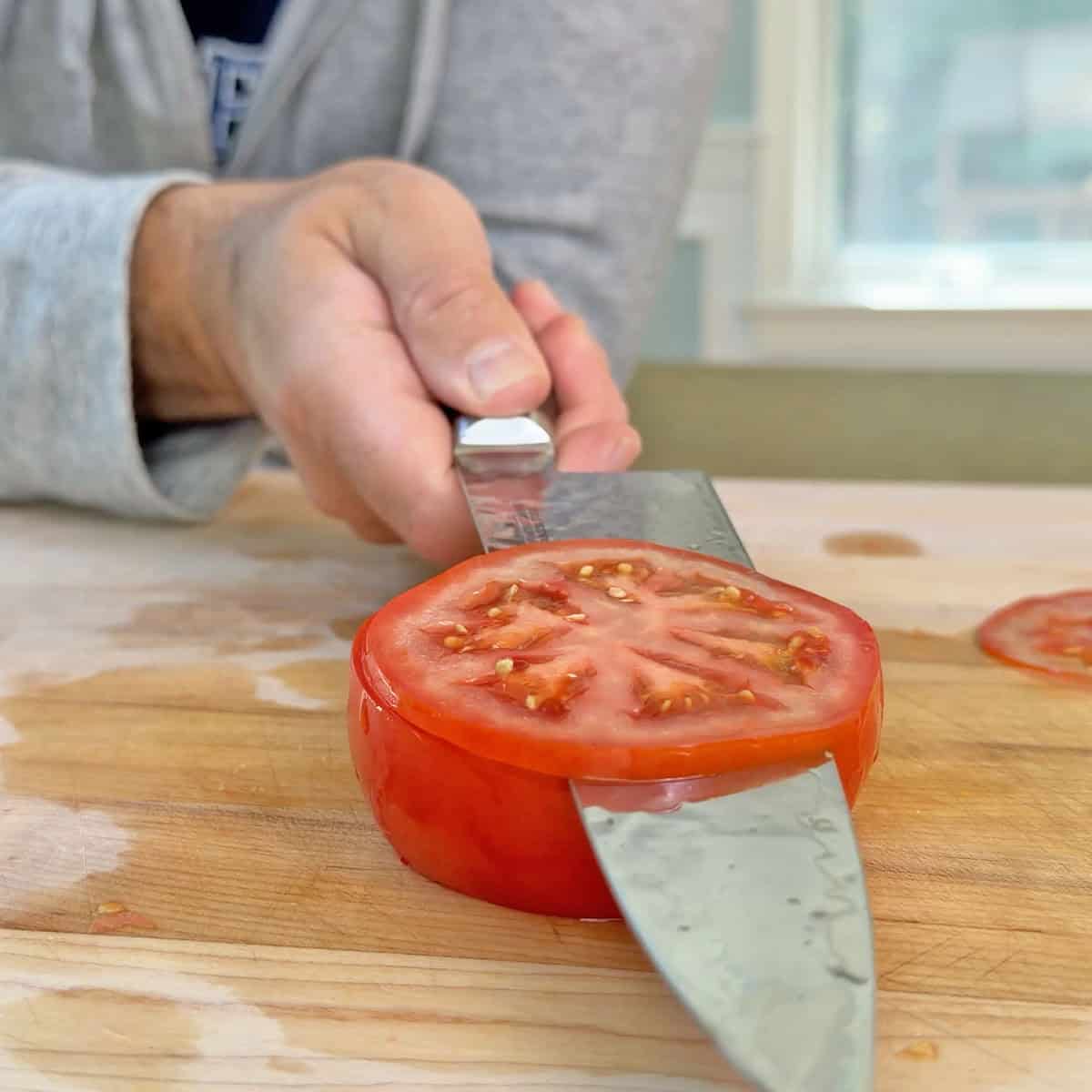 Slicing a tomato with a knife sharpened with the Horl 3