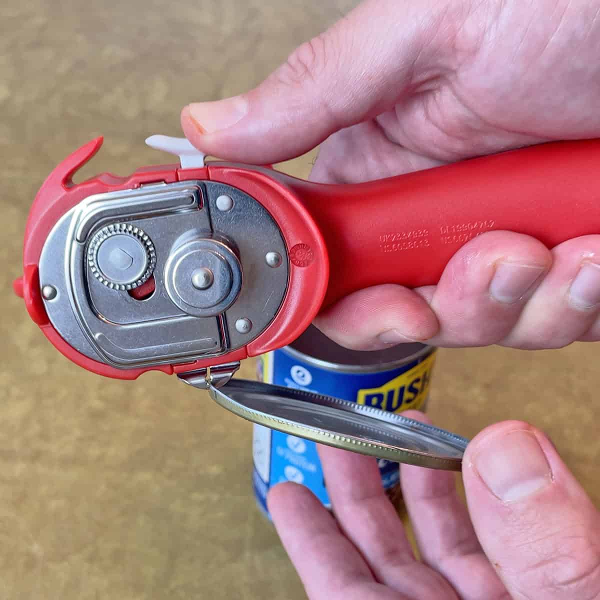 Smooth edge can lid after opening with Kuhn Rikon can opener