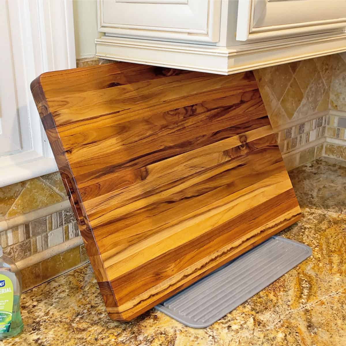 Standing a wood cutting board up to dry