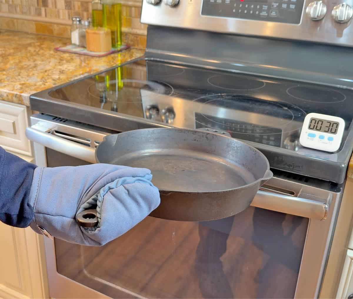 Testing MagMitt heat protection by holding a 440F cast iron handle for 30 seconds