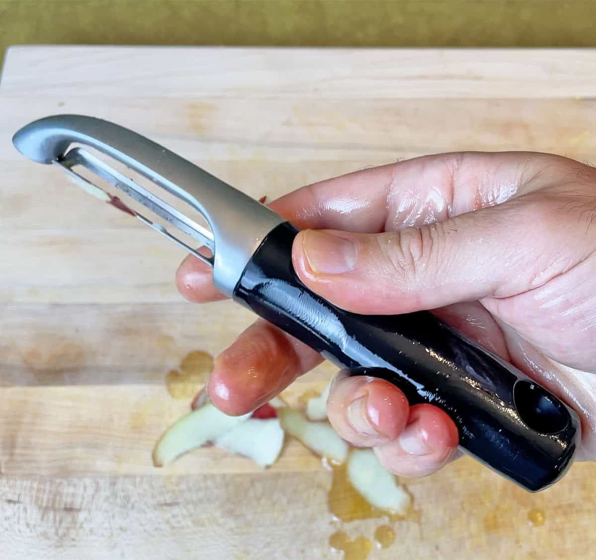 Testing the grip of 9 peelers with oily hands