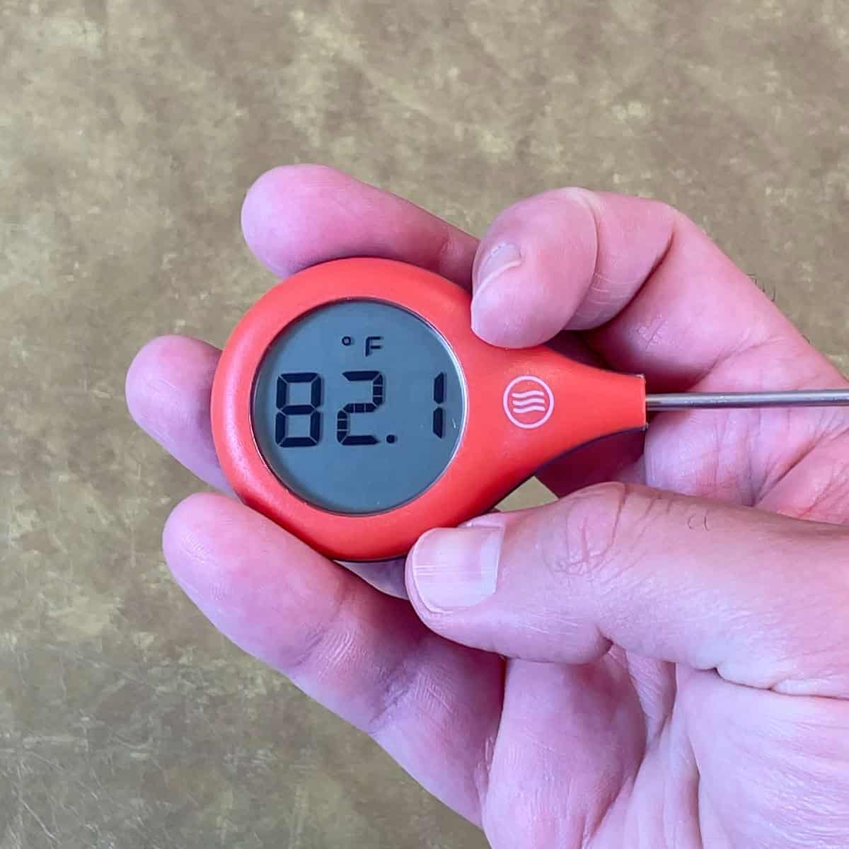 ThermoWorks ThermoPOP 2 instant read thermometer rotating screen with probe right