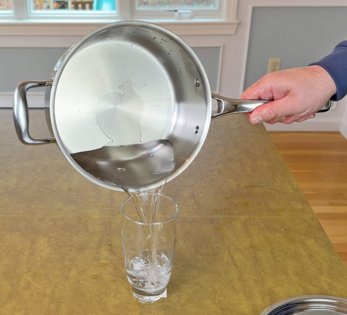 Tilting Legend saucepan with oily hands