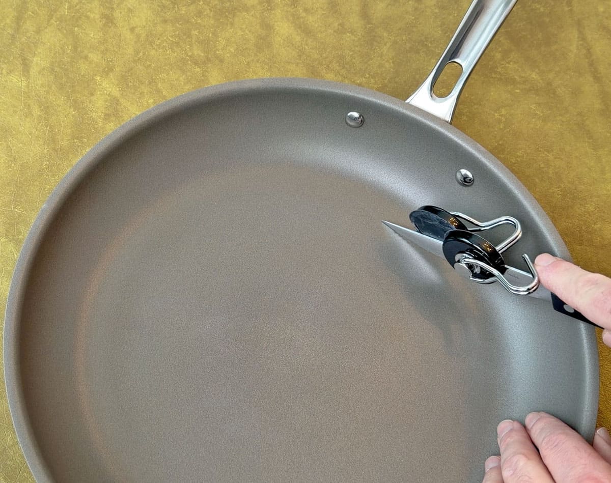 Viking PureGlide Pro scratch test with steak knife