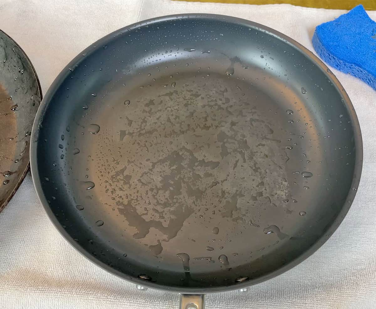Wetting the Misen Carbon Nonstick pan and leaving it overnight to test rust resistance