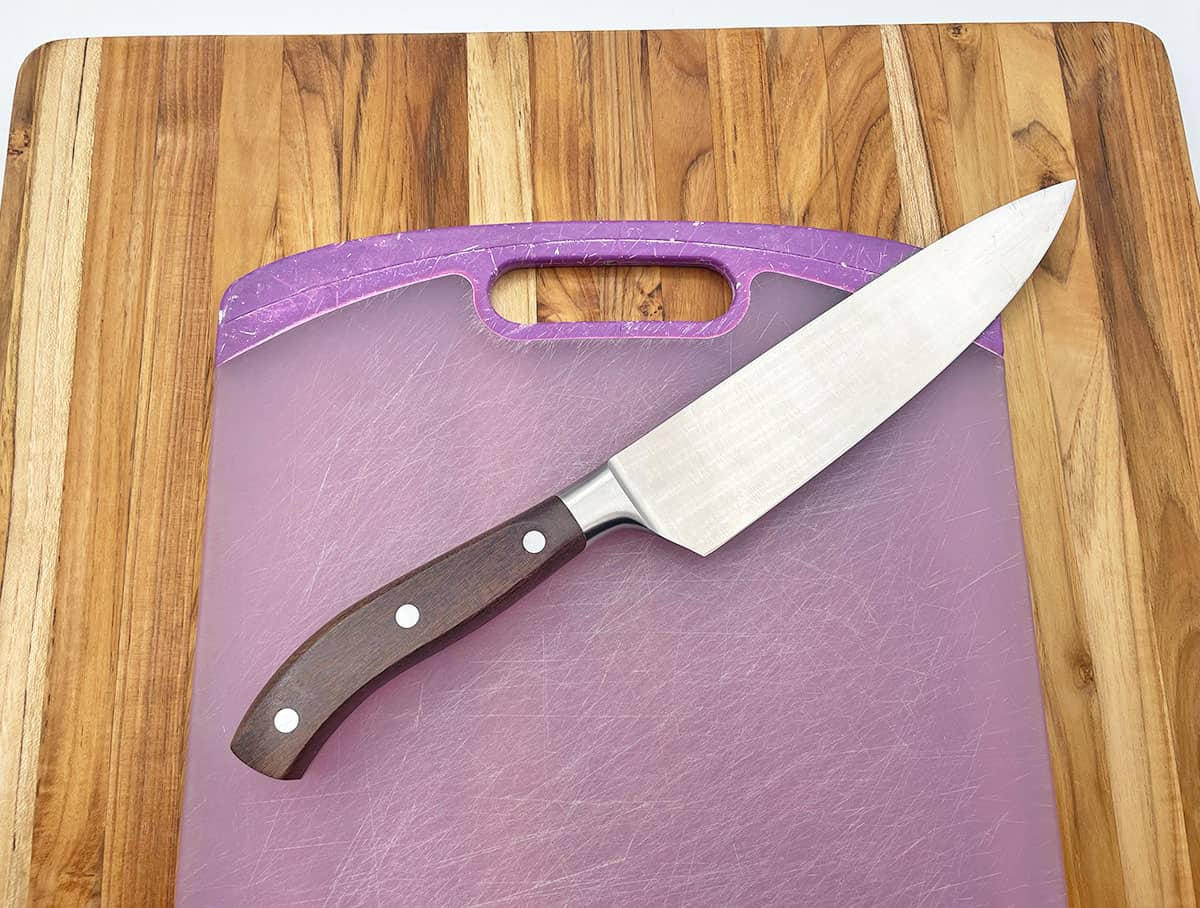 Wood versus plastic cutting boards